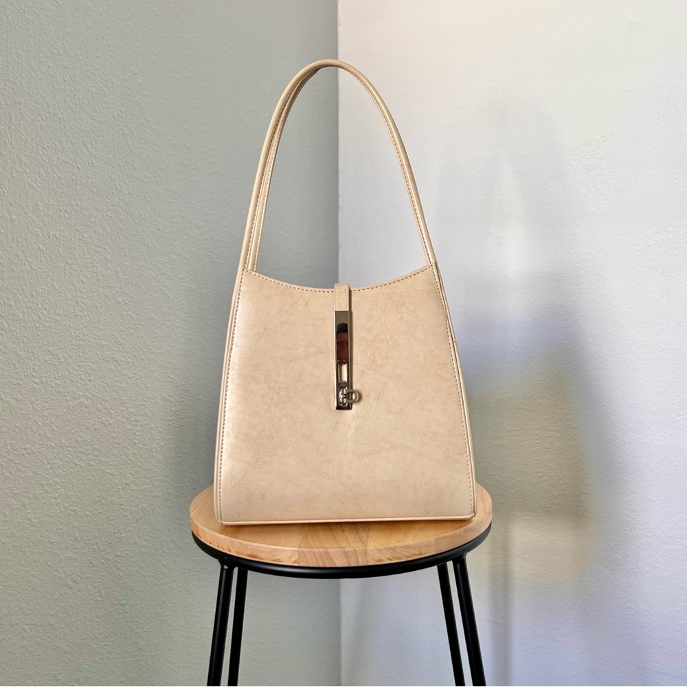 Sleek cream vintage inspired shoulder bag 👜